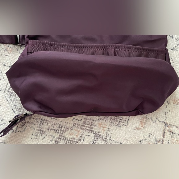 COPY - Lululemon 5L - 3 outside pockets - mesh pocket and zippered pocket insid… - Picture 5 of 12